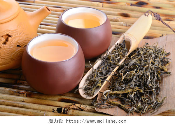 杯中国茶干的叶竹垫背景
